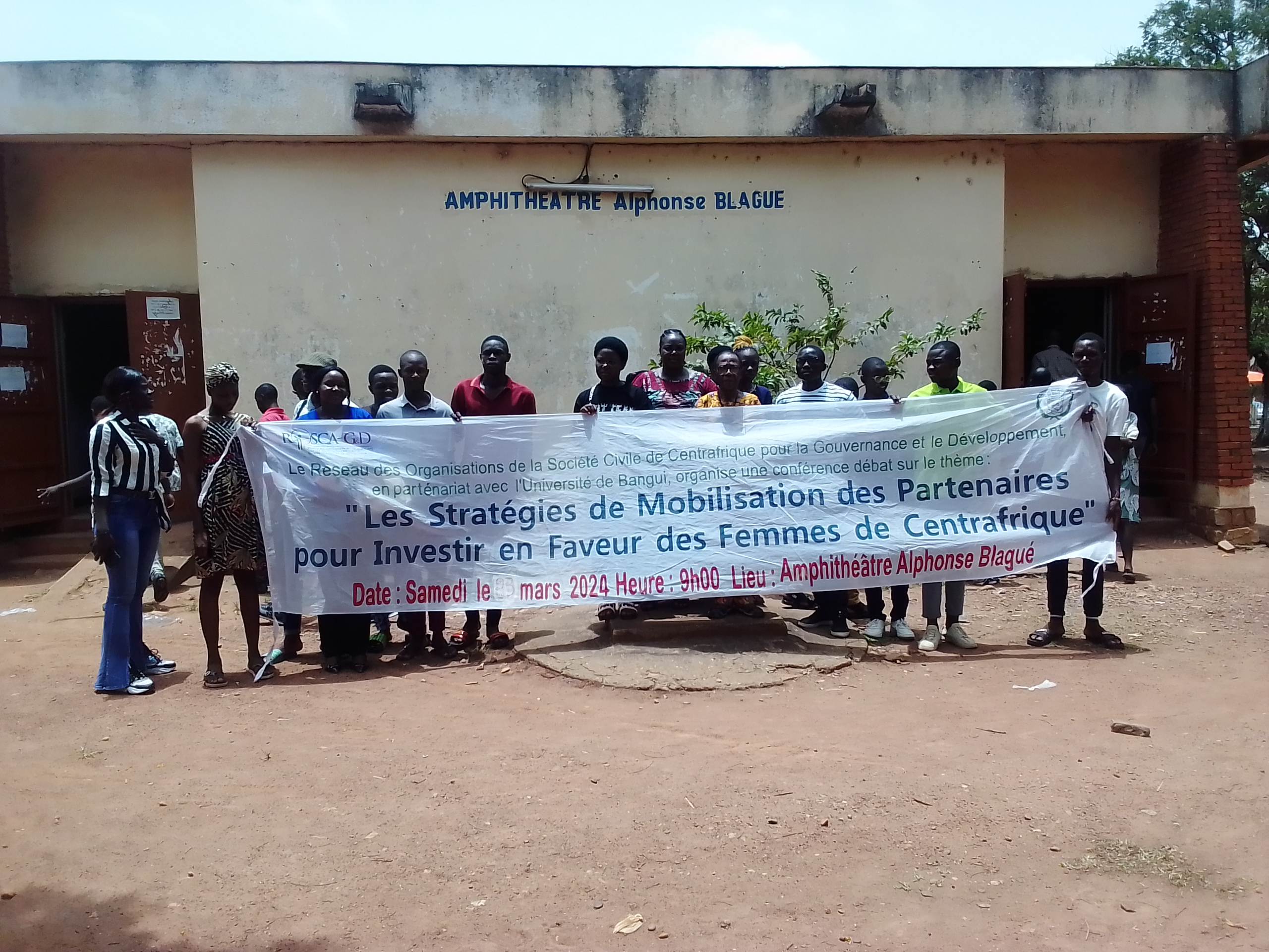 Photos de famille après la conférence du 23 mars 2024 à l'université de Bangui